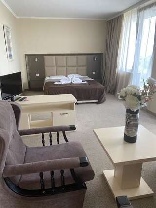 Отель Kamenec Hotel Несебр Полулюкс с балконом (2 взрослых + 2 детей)-6