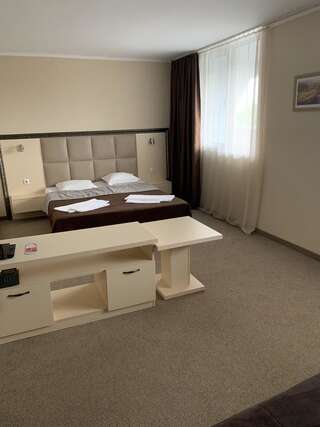 Отель Kamenec Hotel Несебр Полулюкс без балкона (для 2 взрослых и 2 детей)-5