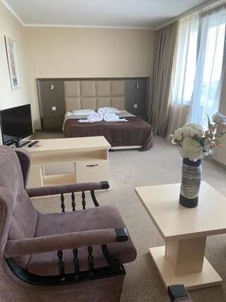 Отель Kamenec Hotel Несебр Полулюкс с балконом (2 взрослых + 2 детей)-9