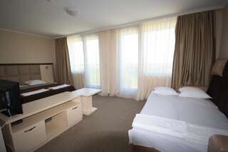 Отель Kamenec Hotel Несебр Полулюкс с балконом (2 взрослых + 2 детей)-23